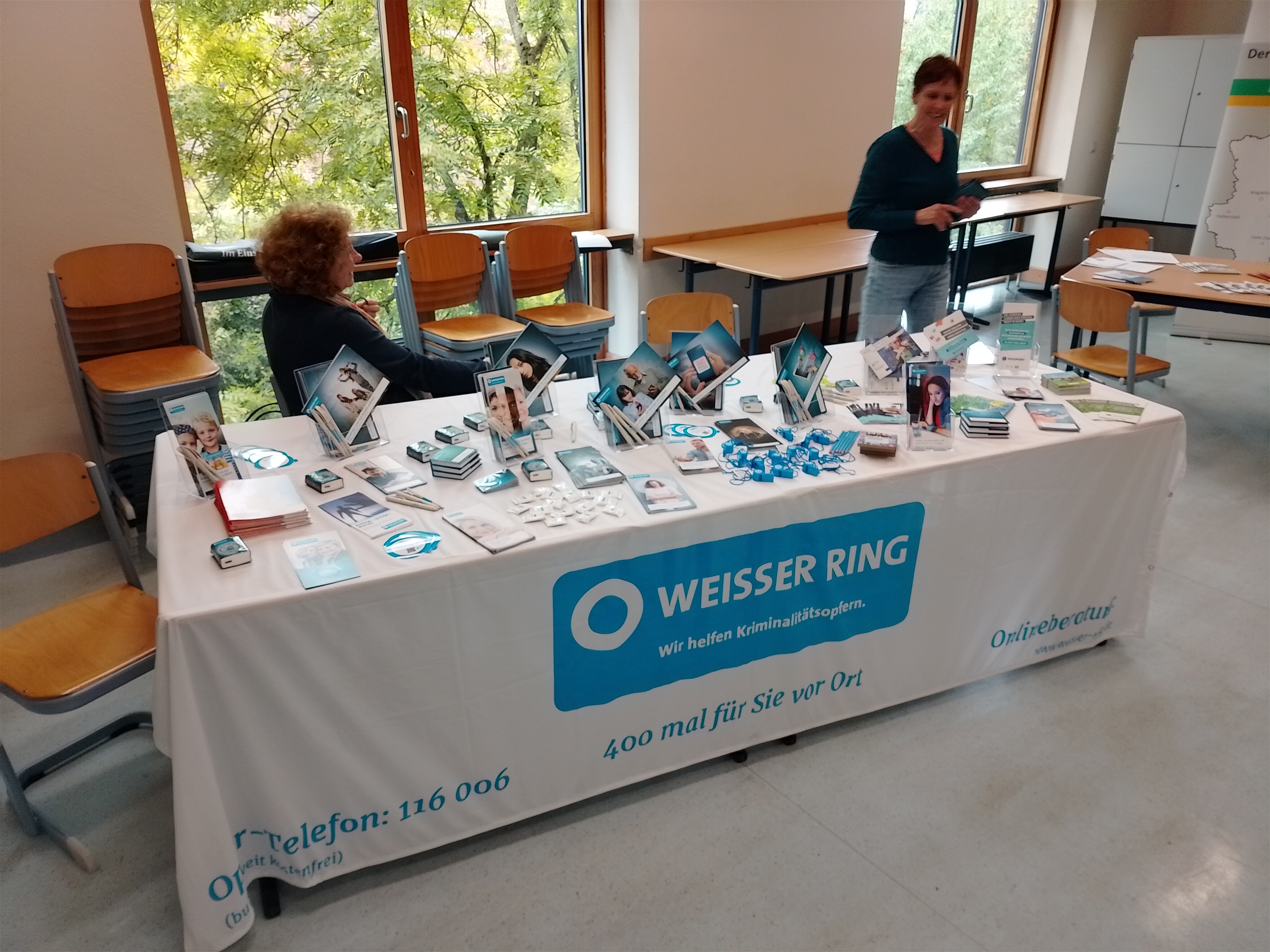 Stand im Gymnasium am 20.10.2026 mit Dagmar Lipski und einer Teilnehmerin